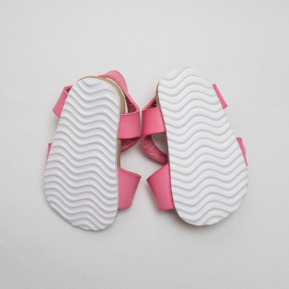 GAP Baby Infant Girls Shocking Pink Buckle Strap Sandals Size 0-3M - Picture 6 of 6
